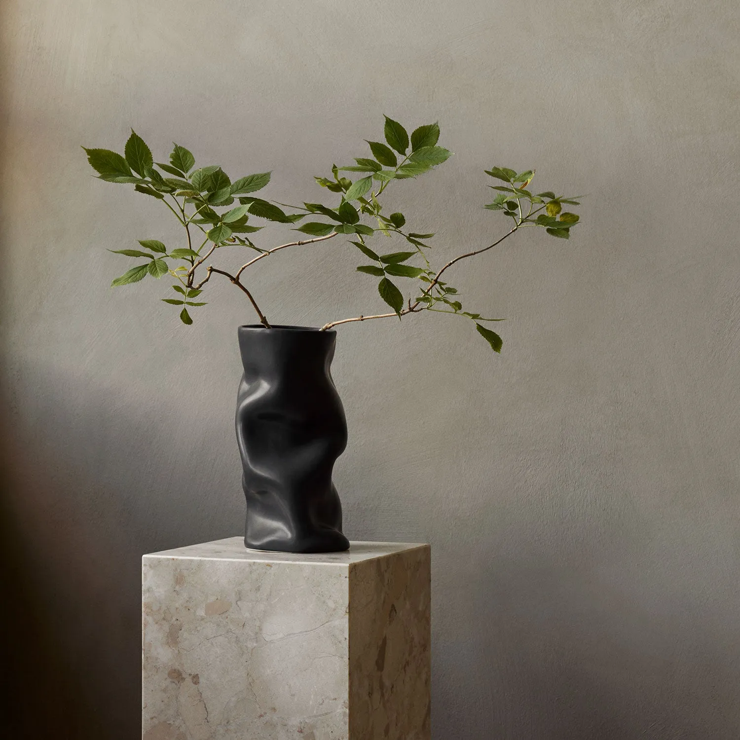 audo copenhagen (menu) | collapse vase | black 30cm - DC