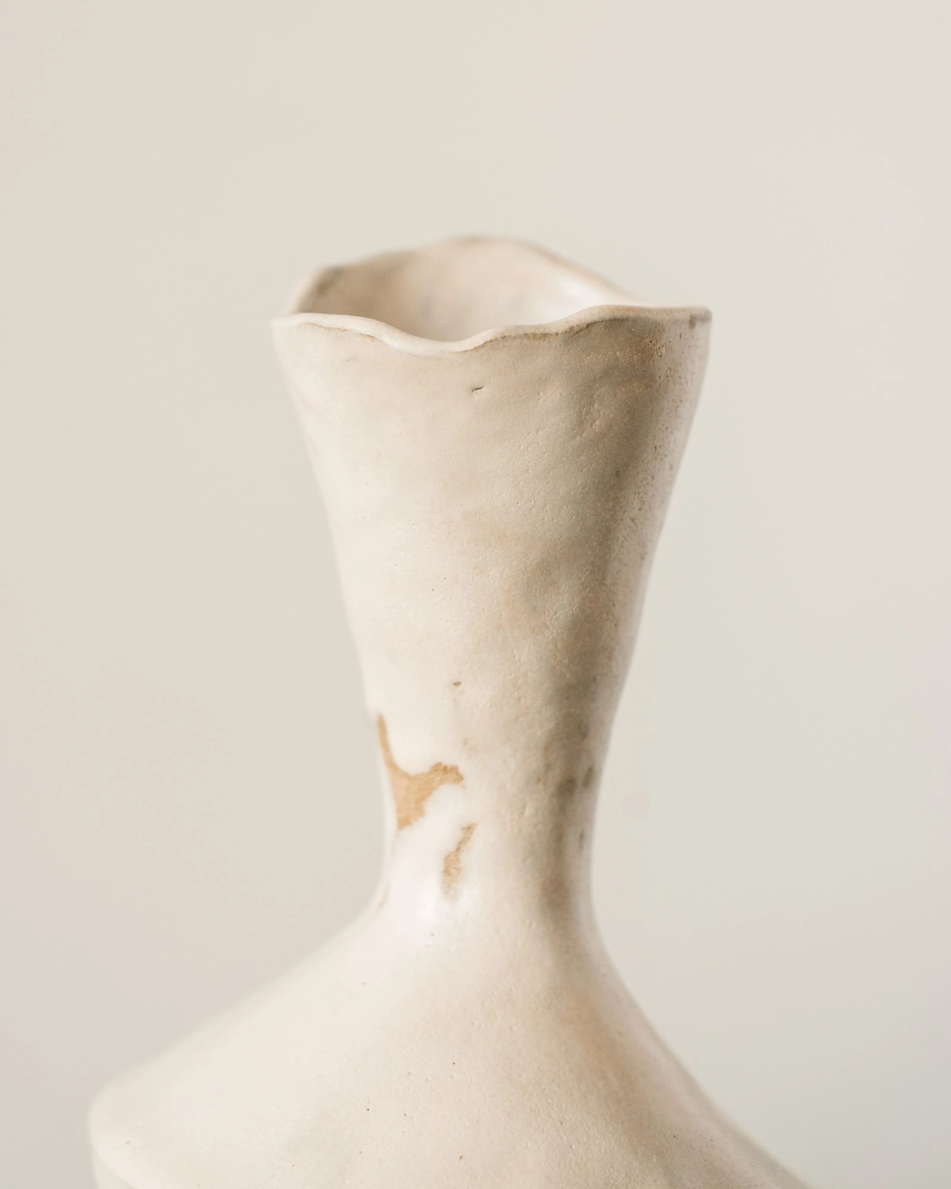 Ayame Bullock Cream Vase