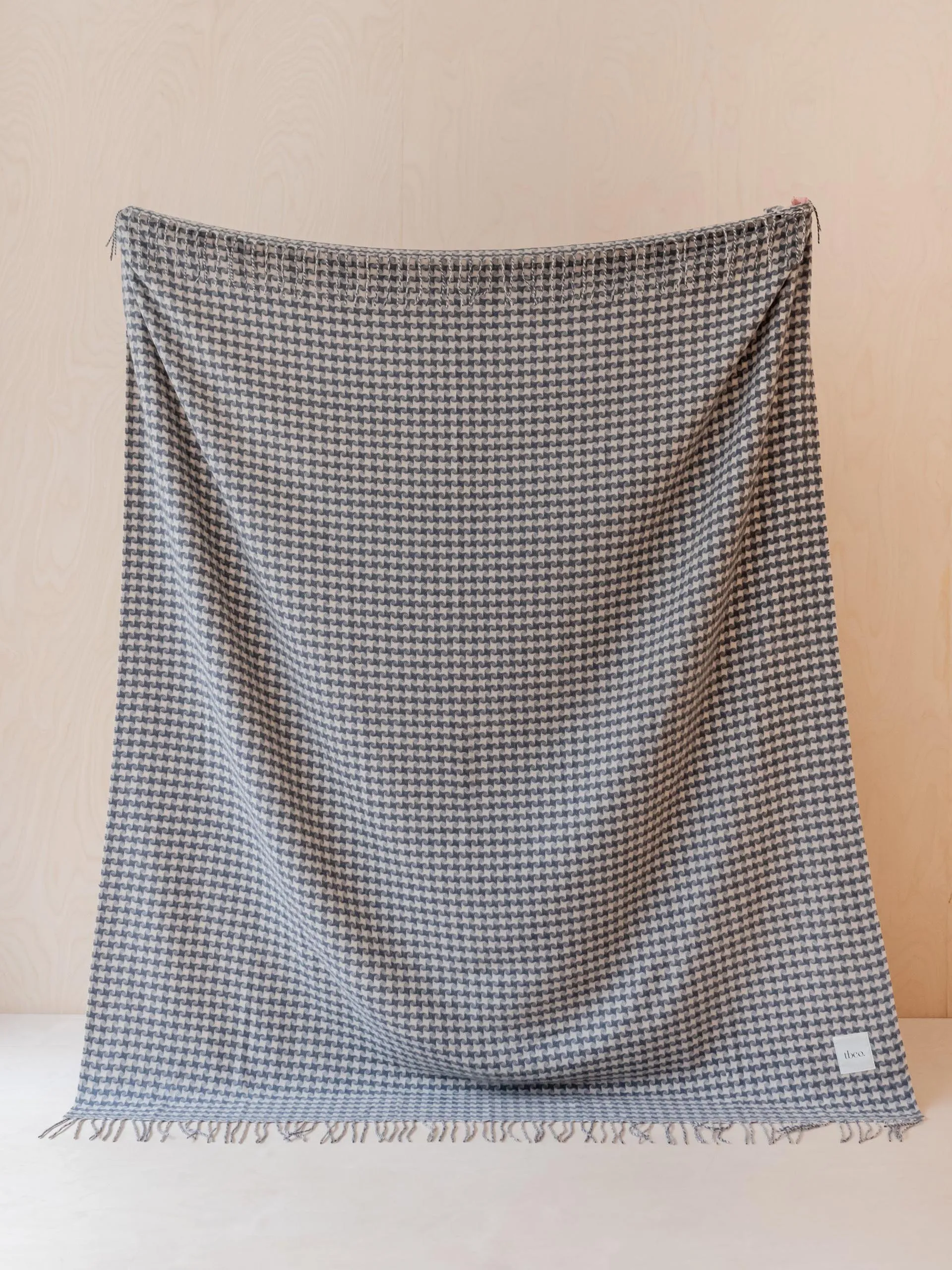 Cashmere blanket in charcoal star houndstooth