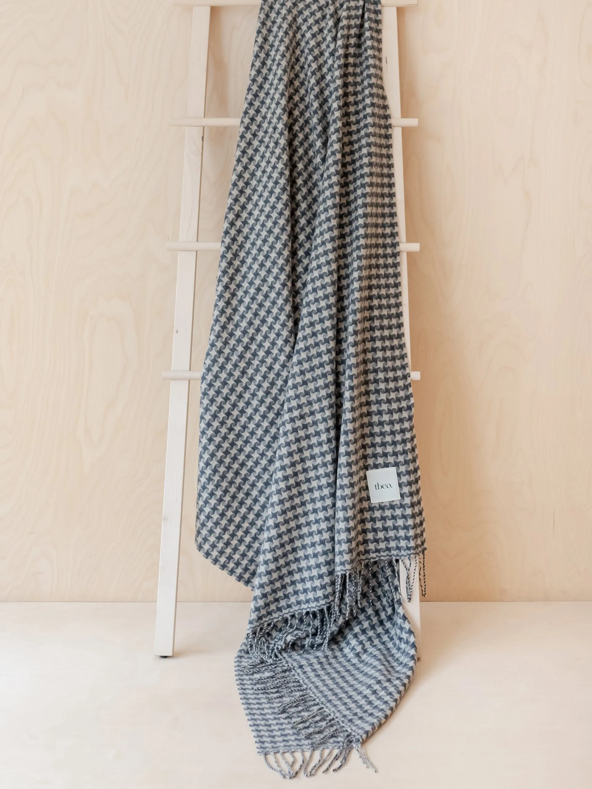 Cashmere blanket in charcoal star houndstooth