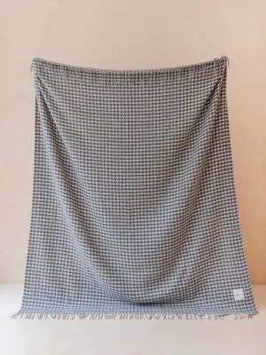 Cashmere blanket in charcoal star houndstooth