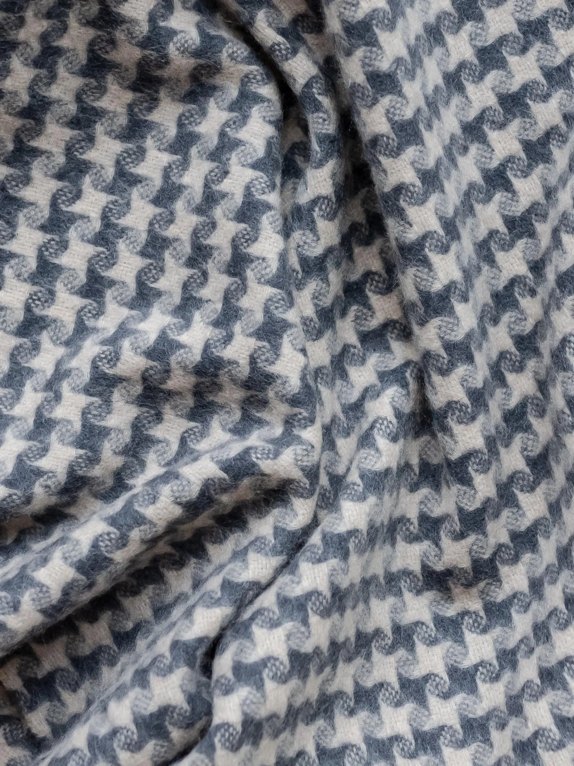 Cashmere blanket in charcoal star houndstooth