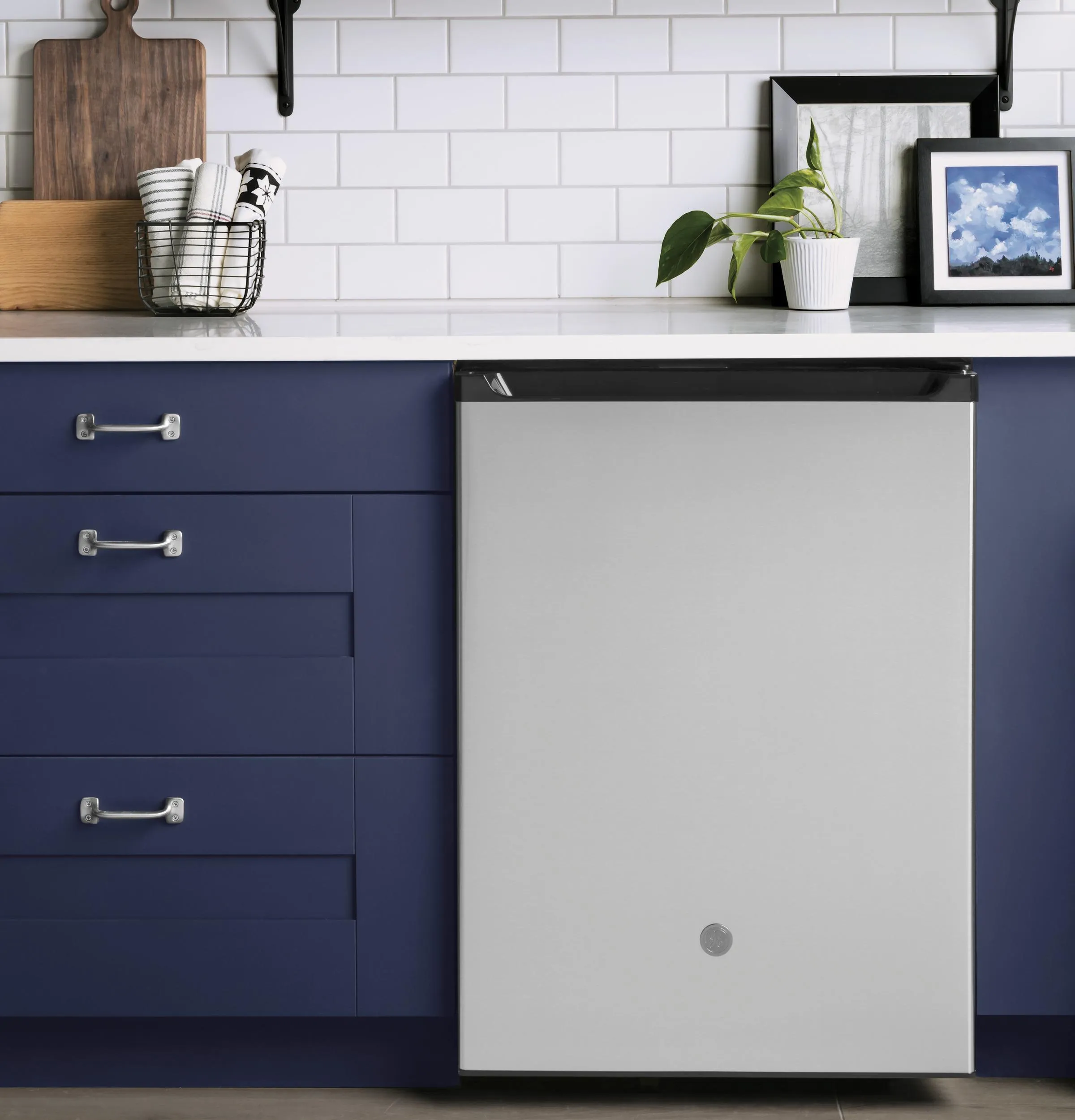 GCE06GSHSB GE® ENERGY STAR® Compact Refrigerator