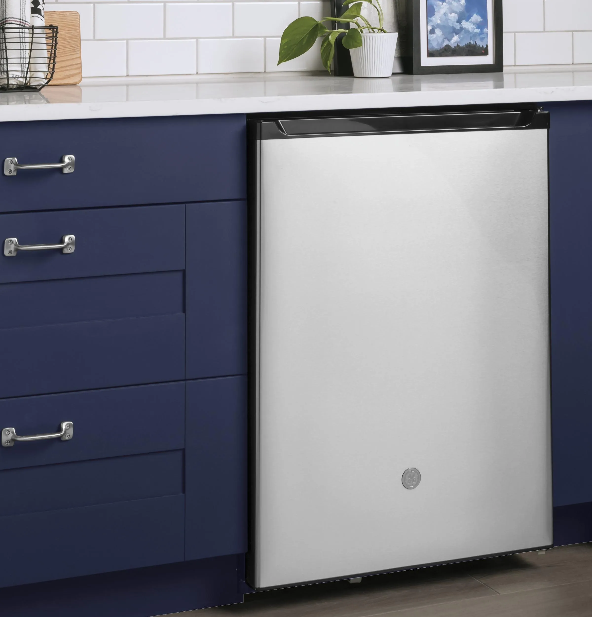 GCE06GSHSB GE® ENERGY STAR® Compact Refrigerator