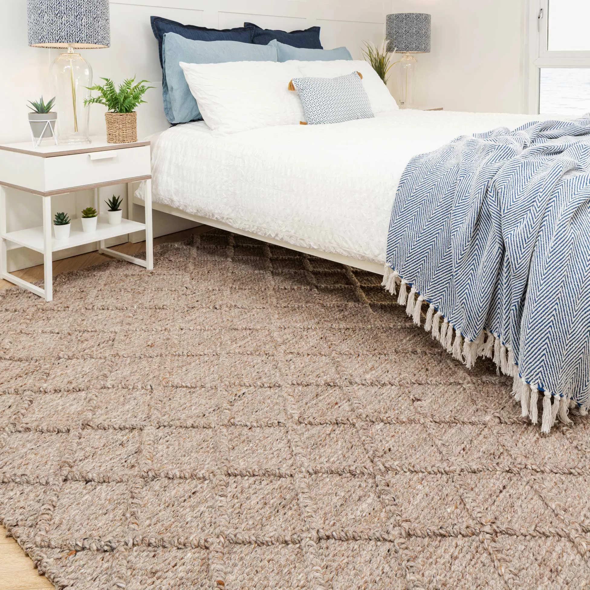 Handmade Beige Trellis Wool Area Rug - Diamond