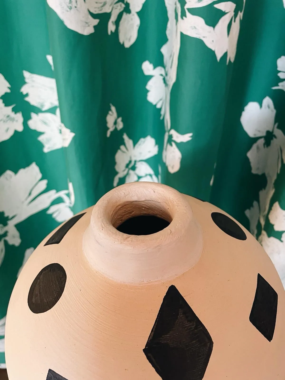 Round terracotta vase with pattern